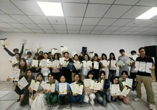 实训教研室教师李燕研出席仪式